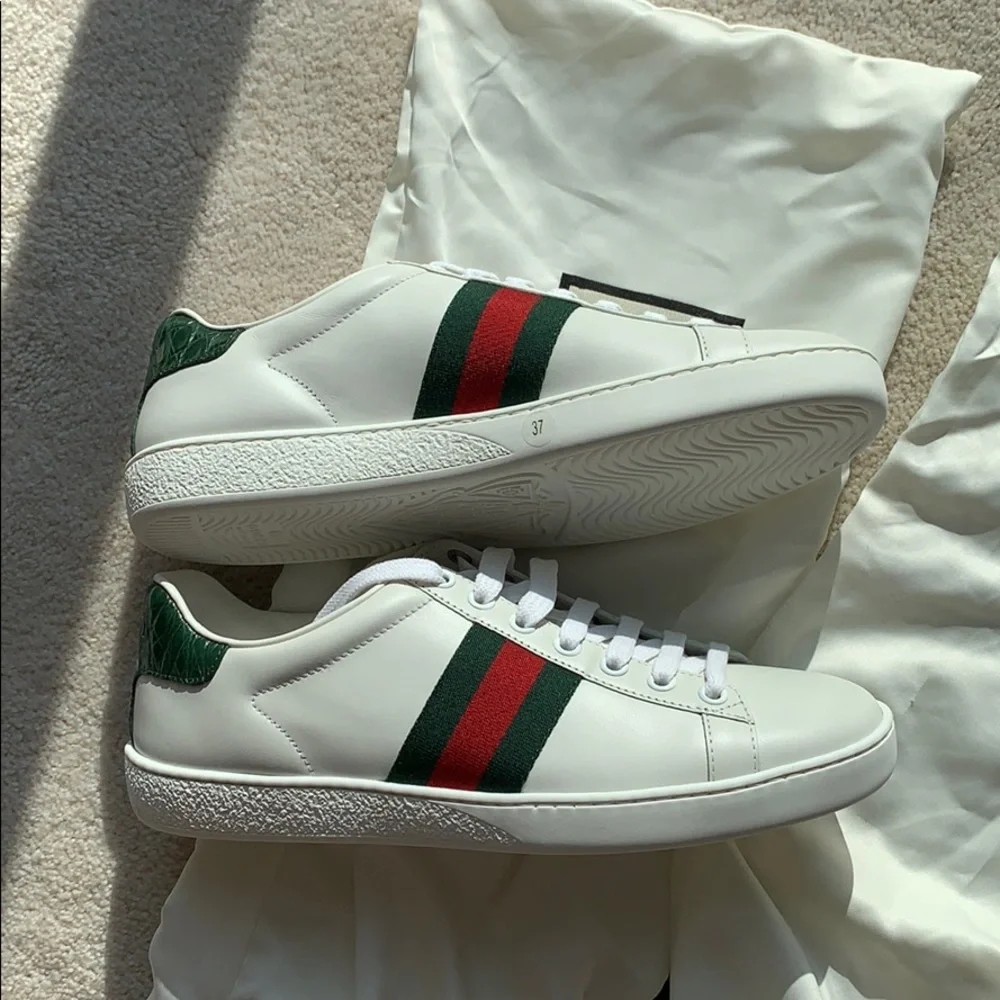 Gucci White Minimalist Sneakers Sleek Design - Picture 2 of 9